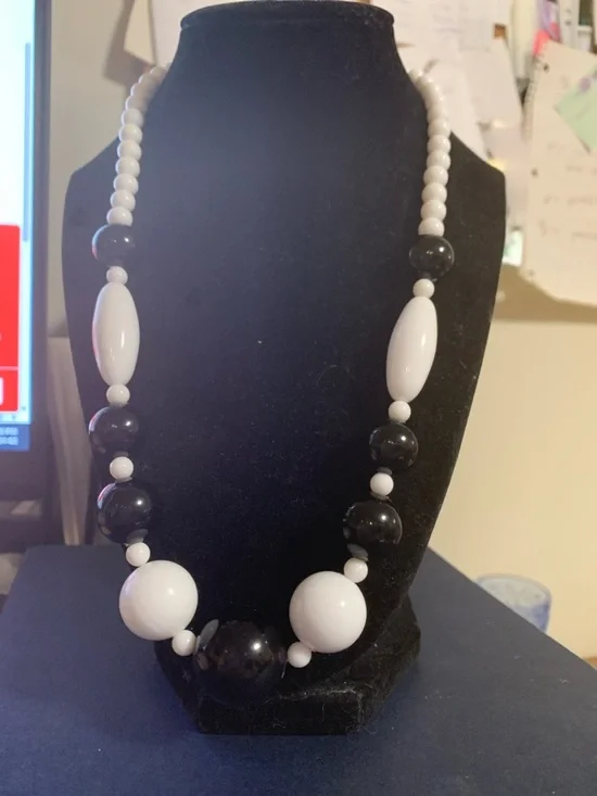 Classic Black and White Beaded Necklace - Unbranded - Picture 6 of 7